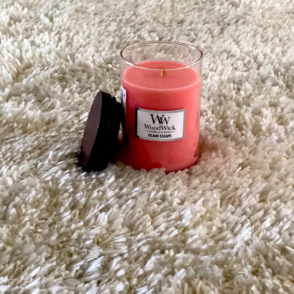 New WoodWick Island Escape 10.8 oz. Crackles has it burns.